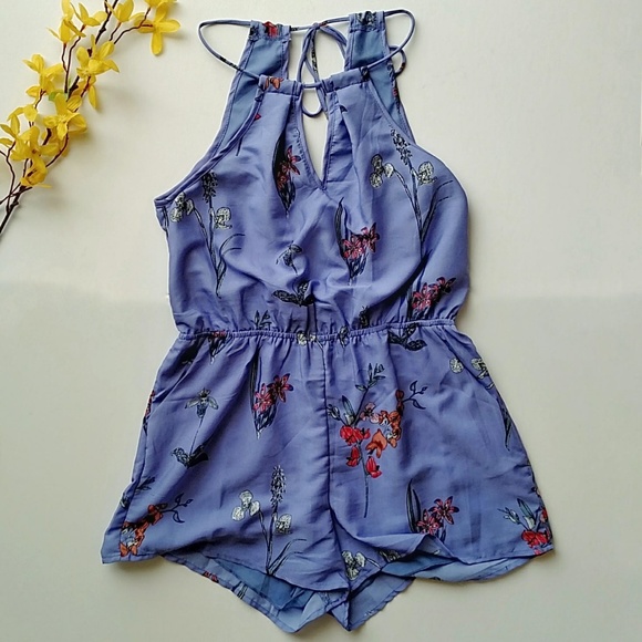 Japna Dresses & Skirts - EUC Keyhole Back Floral Shorts Romper with Pockets